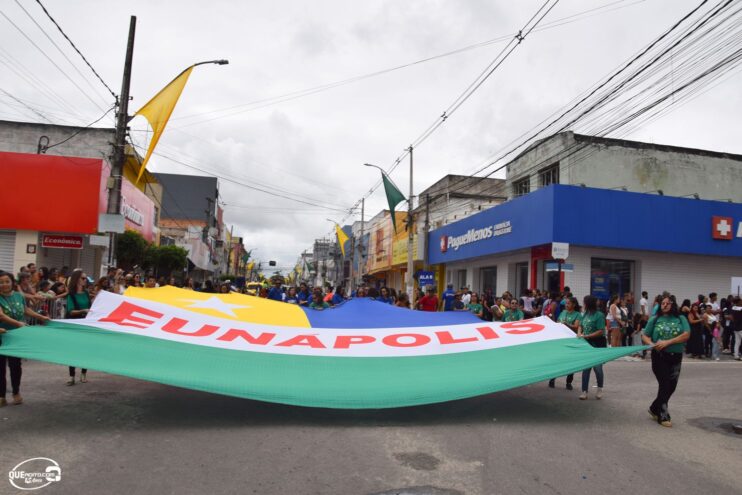 Desfile de 7 de Setembro atrai milhares de pessoas em Eunápolis 323