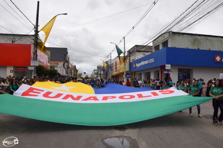 Desfile de 7 de Setembro atrai milhares de pessoas em Eunápolis 324