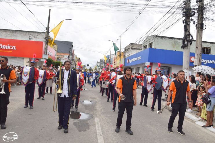 Desfile de 7 de Setembro atrai milhares de pessoas em Eunápolis 328