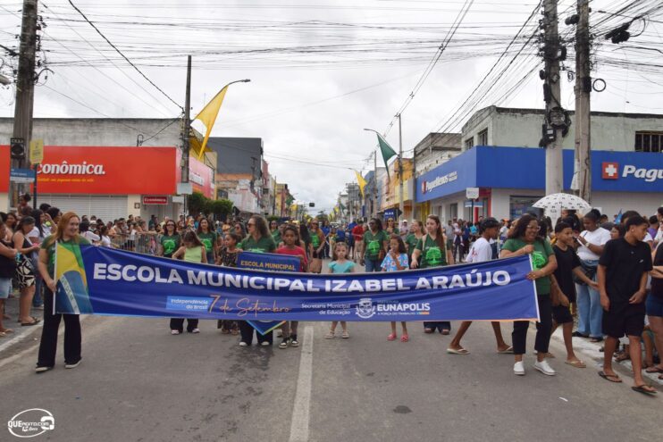 Desfile de 7 de Setembro atrai milhares de pessoas em Eunápolis 335