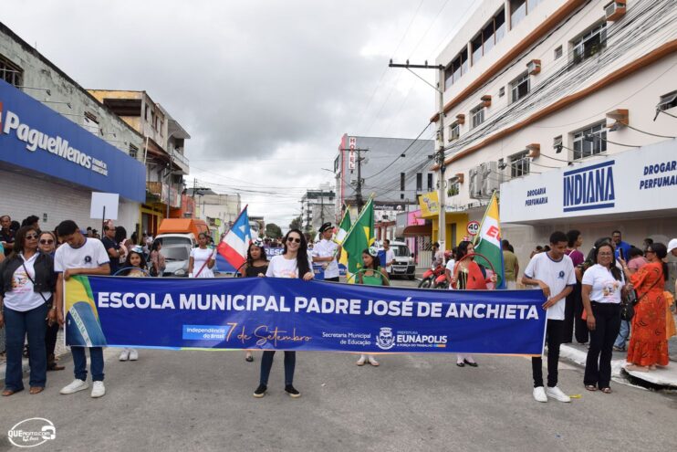 Desfile de 7 de Setembro atrai milhares de pessoas em Eunápolis 336