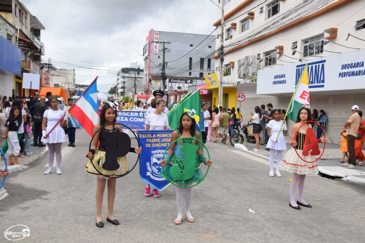Desfile de 7 de Setembro atrai milhares de pessoas em Eunápolis 340