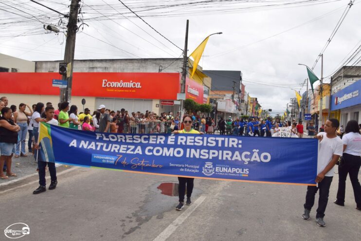 Desfile de 7 de Setembro atrai milhares de pessoas em Eunápolis 342