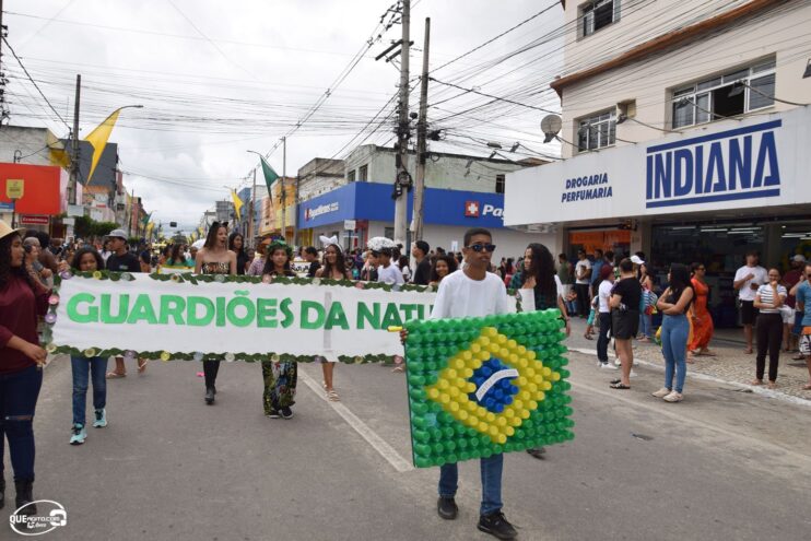 Desfile de 7 de Setembro atrai milhares de pessoas em Eunápolis 350