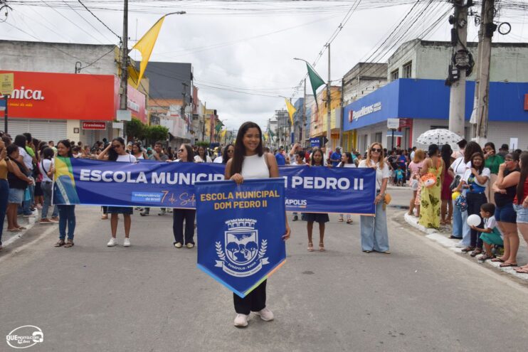 Desfile de 7 de Setembro atrai milhares de pessoas em Eunápolis 358