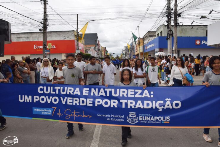 Desfile de 7 de Setembro atrai milhares de pessoas em Eunápolis 361