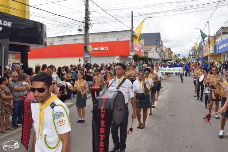 Desfile de 7 de Setembro atrai milhares de pessoas em Eunápolis 362