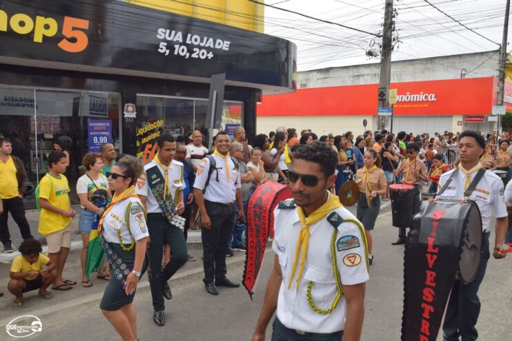 Desfile de 7 de Setembro atrai milhares de pessoas em Eunápolis 363