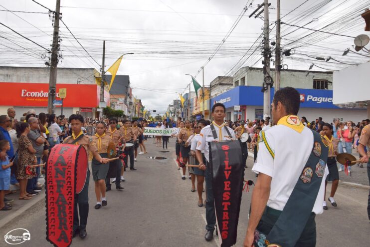 Desfile de 7 de Setembro atrai milhares de pessoas em Eunápolis 366