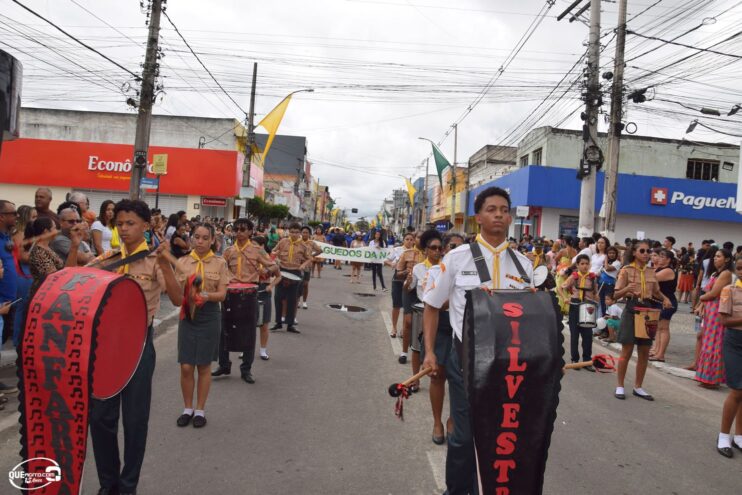 Desfile de 7 de Setembro atrai milhares de pessoas em Eunápolis 368