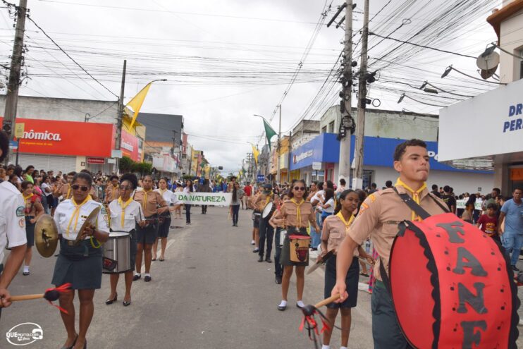 Desfile de 7 de Setembro atrai milhares de pessoas em Eunápolis 370