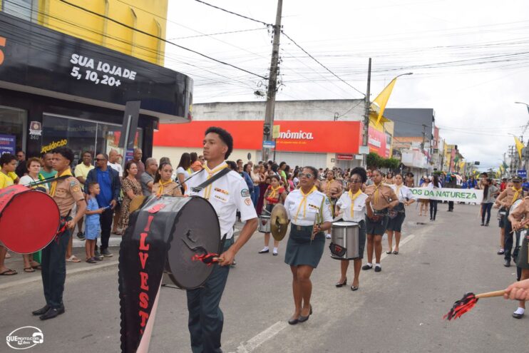Desfile de 7 de Setembro atrai milhares de pessoas em Eunápolis 371
