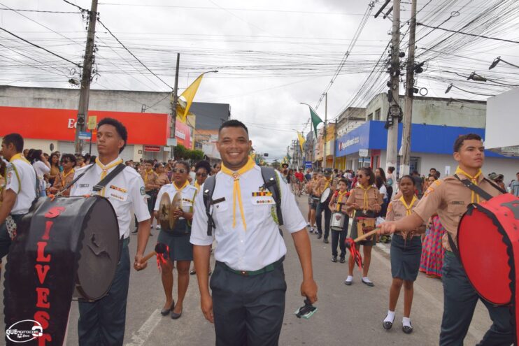 Desfile de 7 de Setembro atrai milhares de pessoas em Eunápolis 372