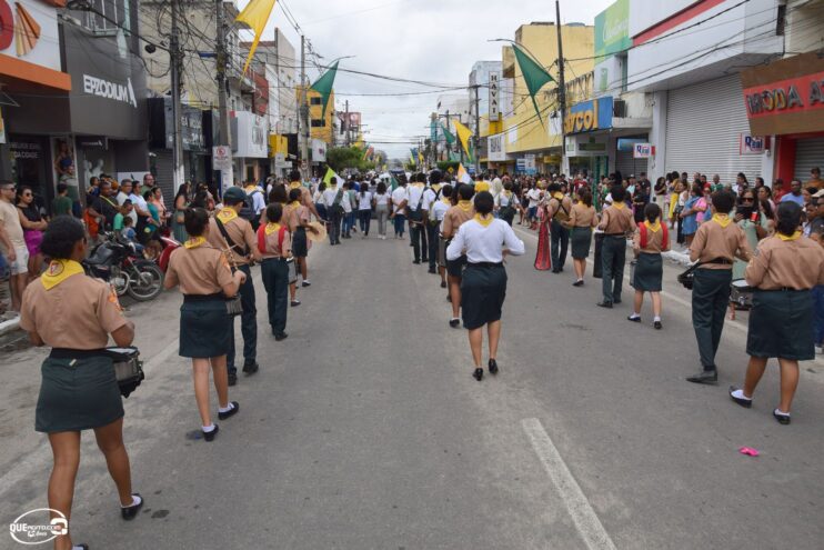 Desfile de 7 de Setembro atrai milhares de pessoas em Eunápolis 373