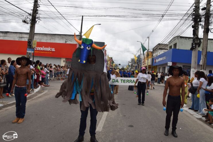 Desfile de 7 de Setembro atrai milhares de pessoas em Eunápolis 376
