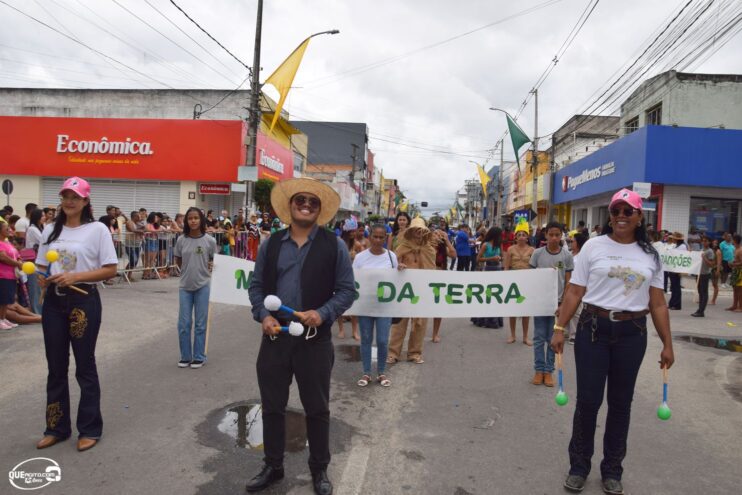 Desfile de 7 de Setembro atrai milhares de pessoas em Eunápolis 377