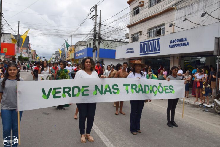 Desfile de 7 de Setembro atrai milhares de pessoas em Eunápolis 380
