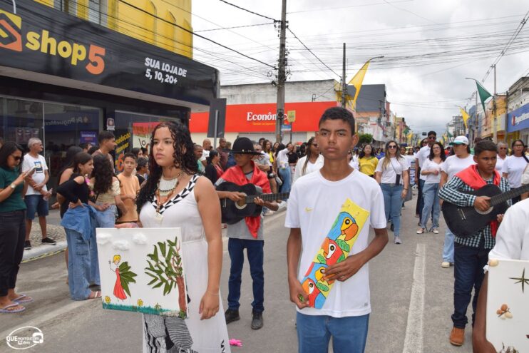 Desfile de 7 de Setembro atrai milhares de pessoas em Eunápolis 382