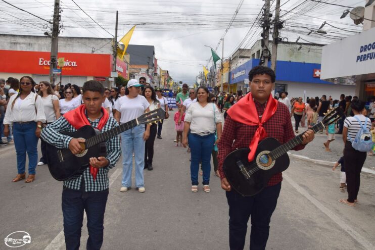Desfile de 7 de Setembro atrai milhares de pessoas em Eunápolis 383