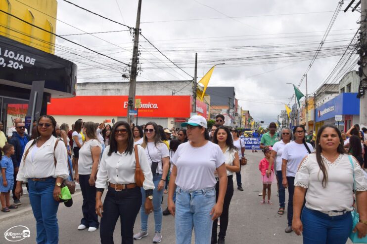 Desfile de 7 de Setembro atrai milhares de pessoas em Eunápolis 385