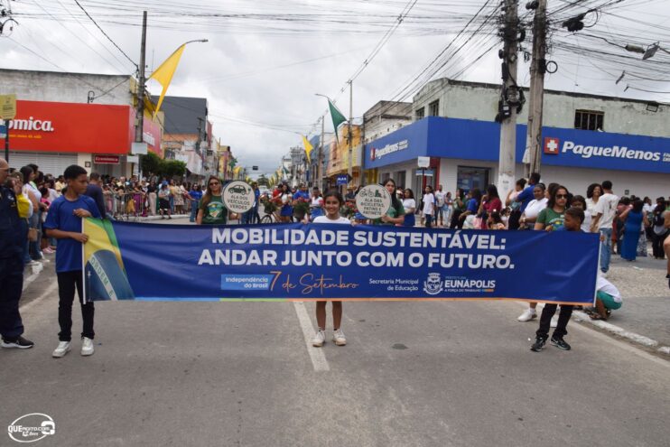 Desfile de 7 de Setembro atrai milhares de pessoas em Eunápolis 386