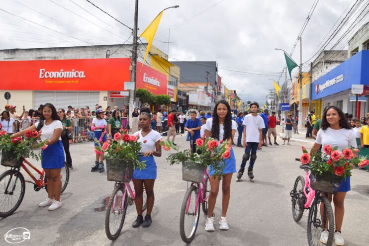 Desfile de 7 de Setembro atrai milhares de pessoas em Eunápolis 388