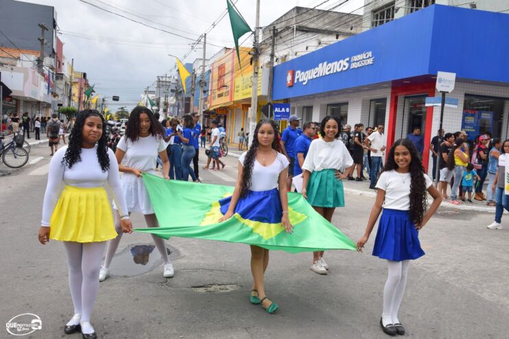 Desfile de 7 de Setembro atrai milhares de pessoas em Eunápolis 394