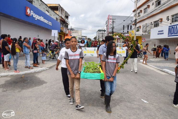 Desfile de 7 de Setembro atrai milhares de pessoas em Eunápolis 396