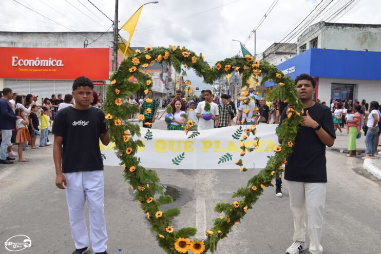 Desfile de 7 de Setembro atrai milhares de pessoas em Eunápolis 397