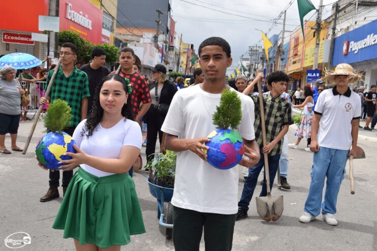 Desfile de 7 de Setembro atrai milhares de pessoas em Eunápolis 398