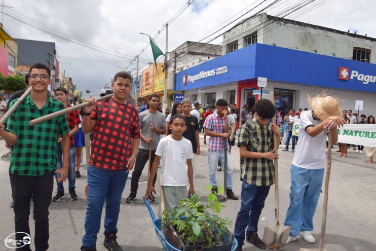 Desfile de 7 de Setembro atrai milhares de pessoas em Eunápolis 399