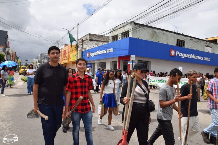 Desfile de 7 de Setembro atrai milhares de pessoas em Eunápolis 400