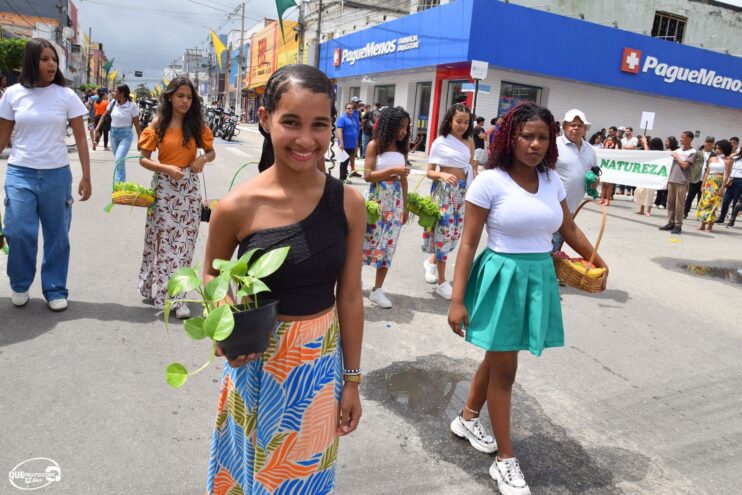 Desfile de 7 de Setembro atrai milhares de pessoas em Eunápolis 401