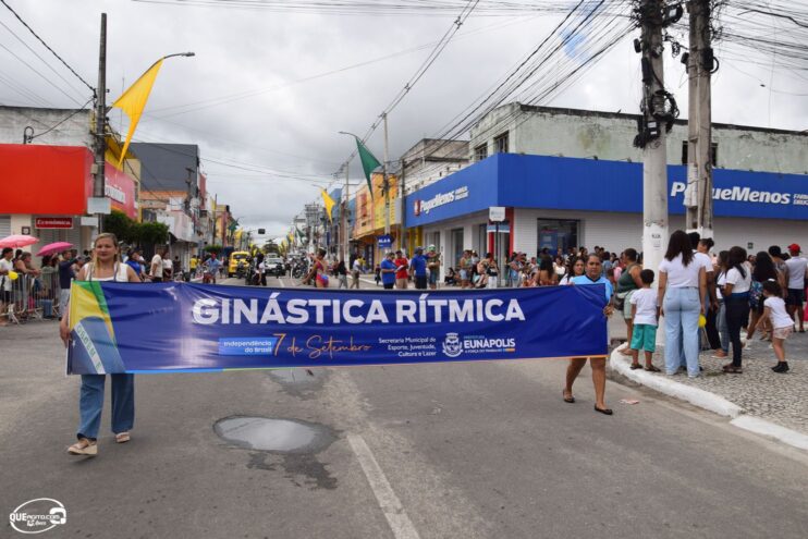 Desfile de 7 de Setembro atrai milhares de pessoas em Eunápolis 408