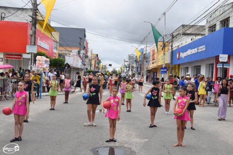 Desfile de 7 de Setembro atrai milhares de pessoas em Eunápolis 411