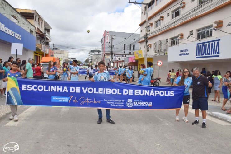 Desfile de 7 de Setembro atrai milhares de pessoas em Eunápolis 418