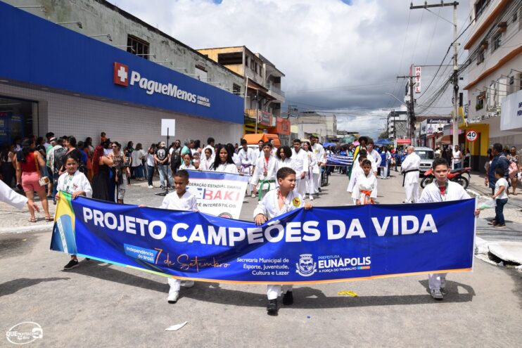 Desfile de 7 de Setembro atrai milhares de pessoas em Eunápolis 429