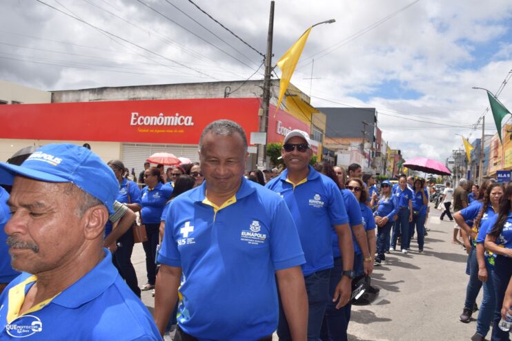 Desfile de 7 de Setembro atrai milhares de pessoas em Eunápolis 437