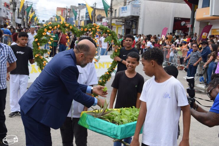 Desfile de 7 de Setembro atrai milhares de pessoas em Eunápolis 439