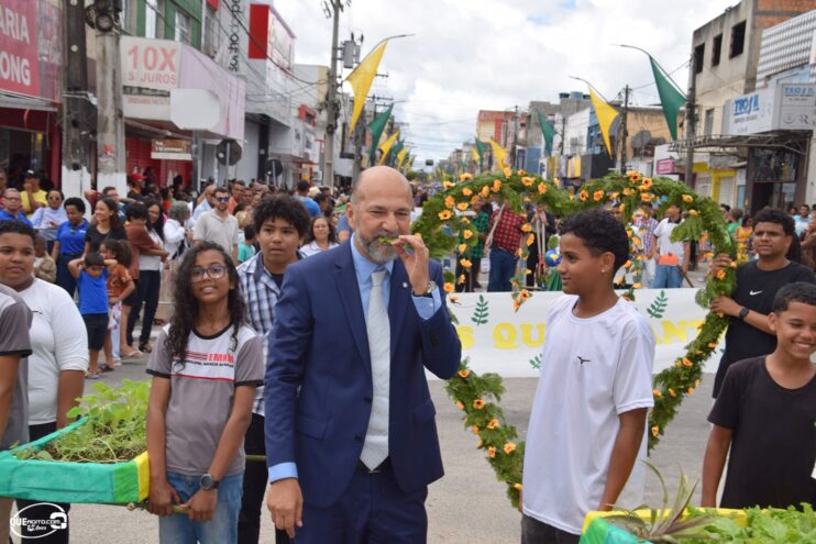 Desfile de 7 de Setembro atrai milhares de pessoas em Eunápolis 440