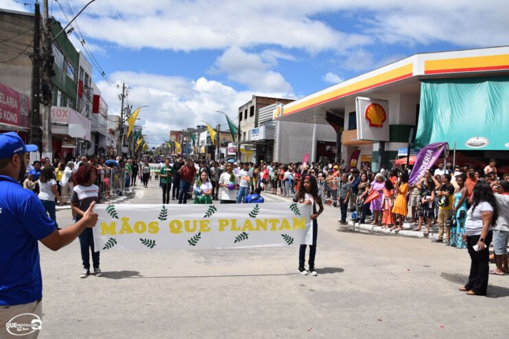 Desfile de 7 de Setembro atrai milhares de pessoas em Eunápolis 444