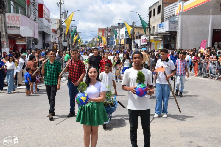 Desfile de 7 de Setembro atrai milhares de pessoas em Eunápolis 445