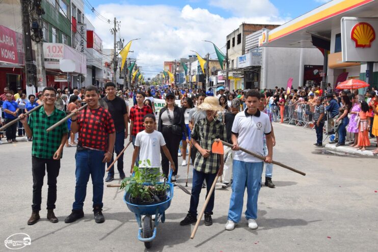 Desfile de 7 de Setembro atrai milhares de pessoas em Eunápolis 446