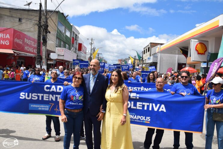 Desfile de 7 de Setembro atrai milhares de pessoas em Eunápolis 450