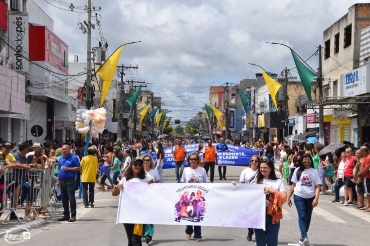 Desfile de 7 de Setembro atrai milhares de pessoas em Eunápolis 452