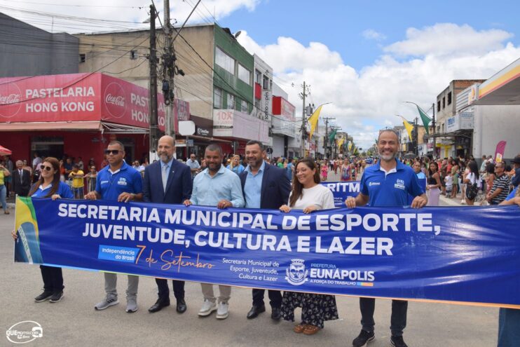 Desfile de 7 de Setembro atrai milhares de pessoas em Eunápolis 455