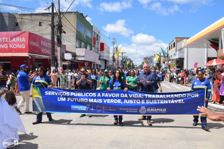 Desfile de 7 de Setembro atrai milhares de pessoas em Eunápolis 463