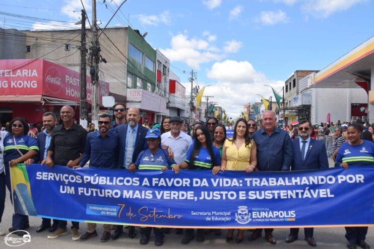 Desfile de 7 de Setembro atrai milhares de pessoas em Eunápolis 464