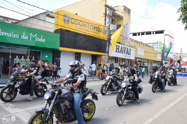 Desfile de 7 de Setembro atrai milhares de pessoas em Eunápolis 473