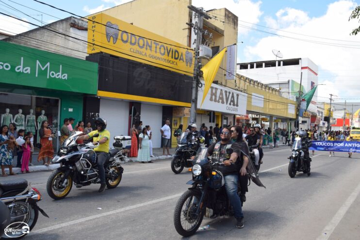 Desfile de 7 de Setembro atrai milhares de pessoas em Eunápolis 475